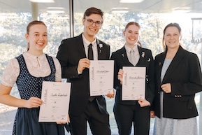 junge Sommelières und Sommeliers vor den Vorhang